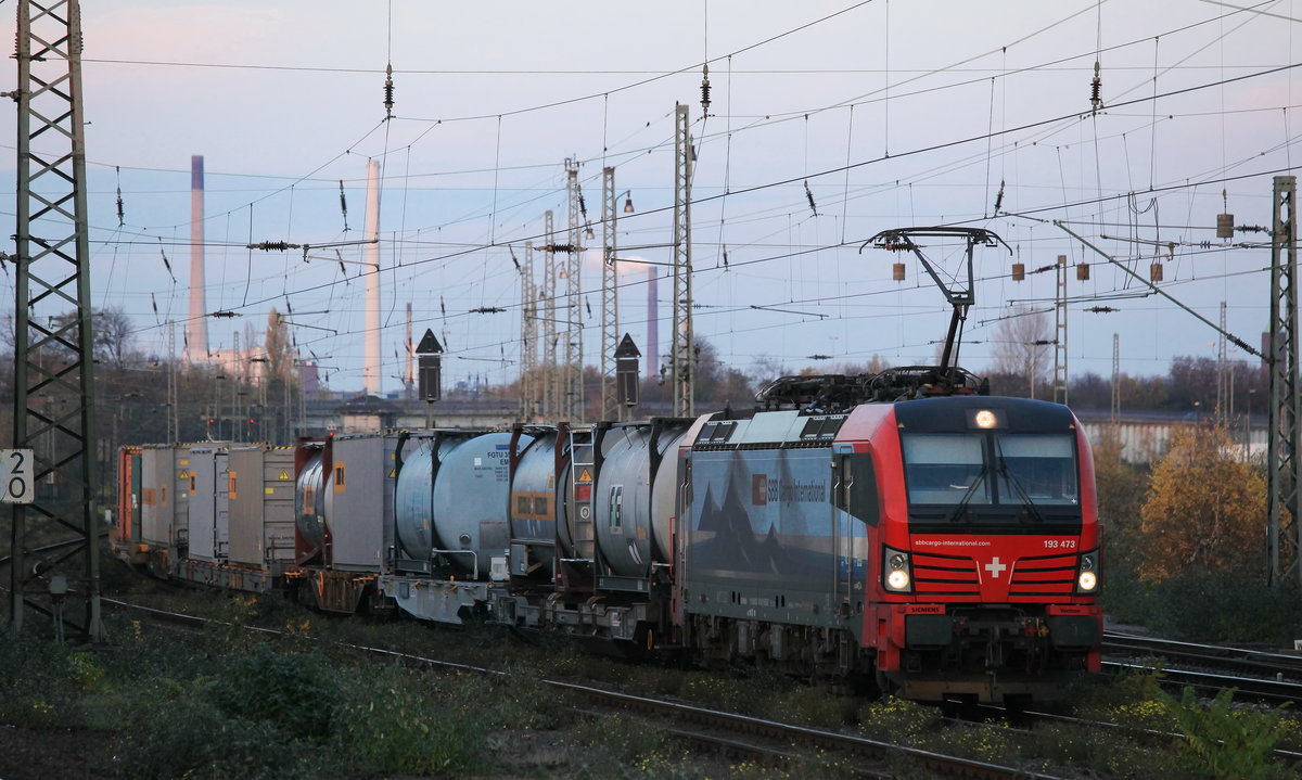 Am 14.11.2020 zog SBBC 193 473`Luino´ den Rheinhausener Hupac-KV richtung Basel durch Krefeld-Linn. 