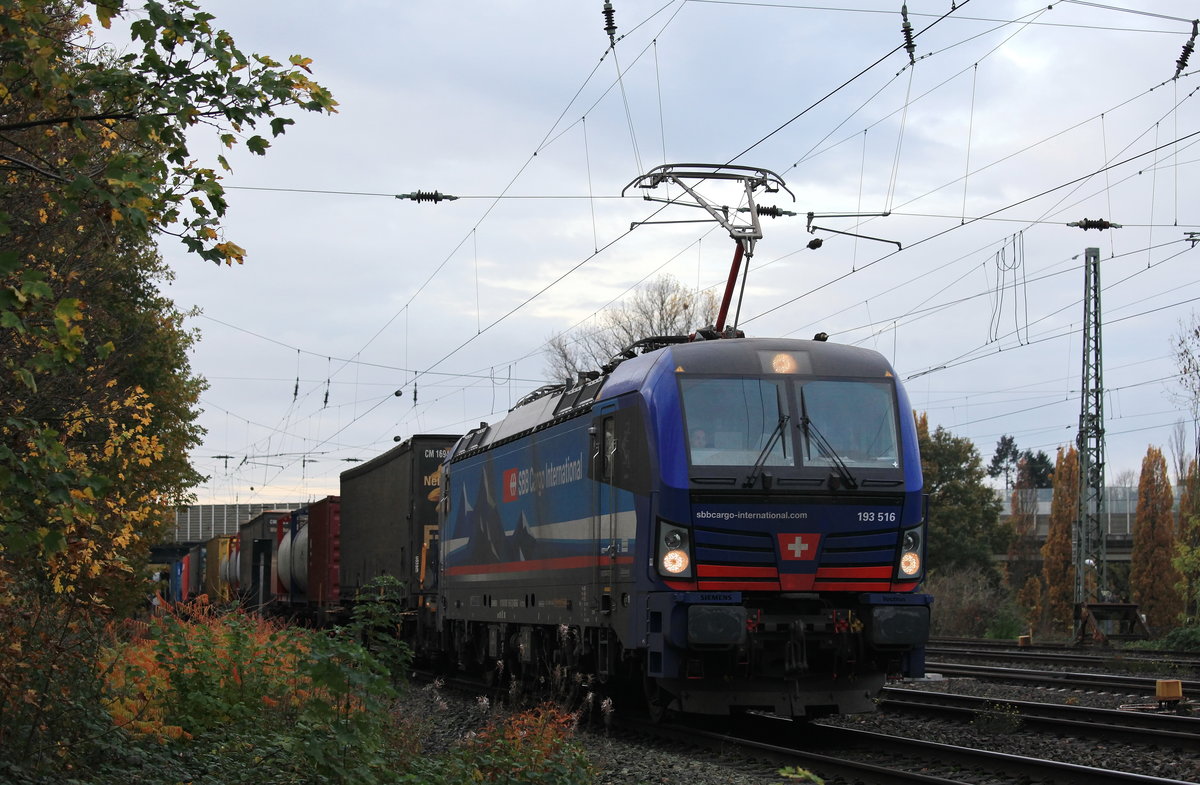 Am 14.11.2020 zog SBBC 193 516`Aare´ einen Hupac-KV richtung Krefeld-Uerdingen durch Krefeld-Linn. 
