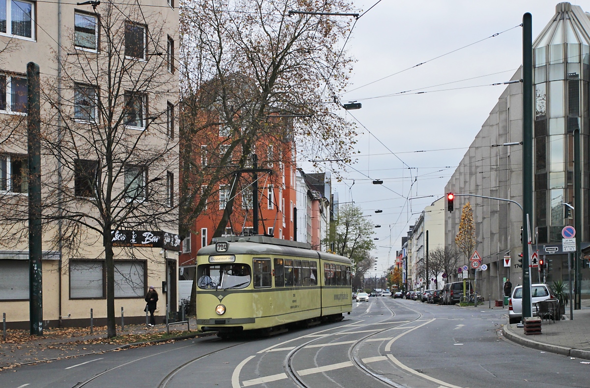 Am 14.11.2021 war die Ausstellung  125 Jahre Rheinbahn  im ehemaligen Straßenbahndepot Am Steinberg zum letzten Mal in diesem Jahr geöffnet. Aus diesem Anlass verkehrten 4 historische Triebwagen als kostenlose Zubringer zwischen dem Düsseldorfer Hauptbahnhof und dem Depot. Hier ist der GT6 2501 auf der Helmhölzstraße kurz vor dem Mintropplatz unterwegs.