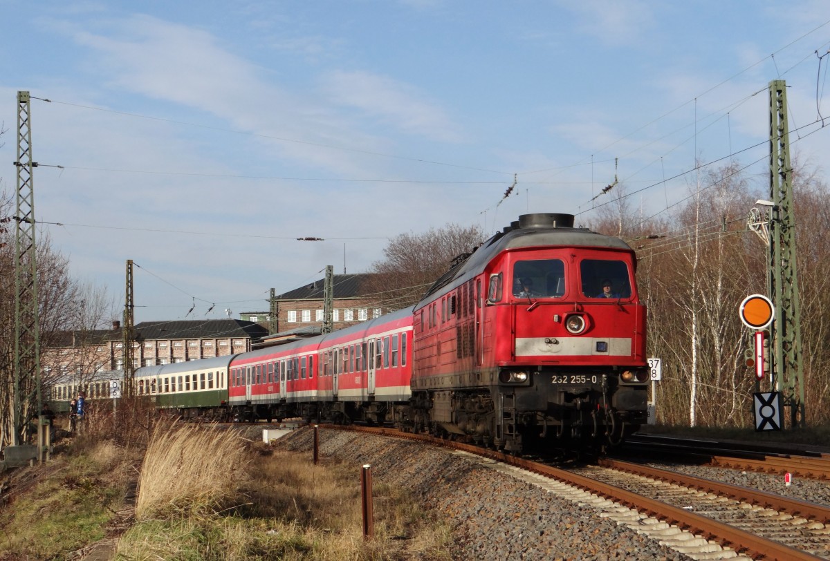Am 14.12.13 bespannte 232 255 den Erzgebirgs-Express von Erfurt nach Schwarzenberg.
Hier zusehen bei der Ausfahrt in Zwickau/Sachs.