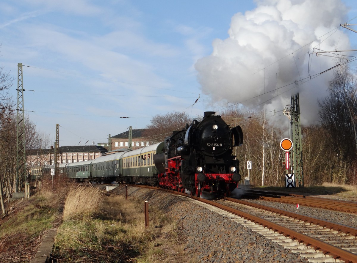 Am 14.12.13 bespannte 52 5481 den Sonderzug von Leipzig nach Schwarzenberg.
Hier zusehen bei der Ausfahrt in Zwickau/Sachs.
