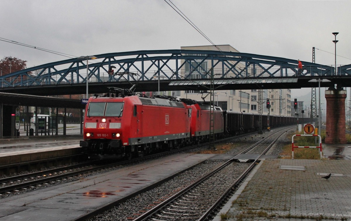 Am 14.12.2013 bespannte die Mannheimer Schwester 185 102-1 und 185 104-7 eine leeren Tonerdezug aus Italien nach Limburg (Lahn). Hier ist die Doppeltraktion bei der Durchfahrt in Freiburg (Brsg) Hbf gen Norden.