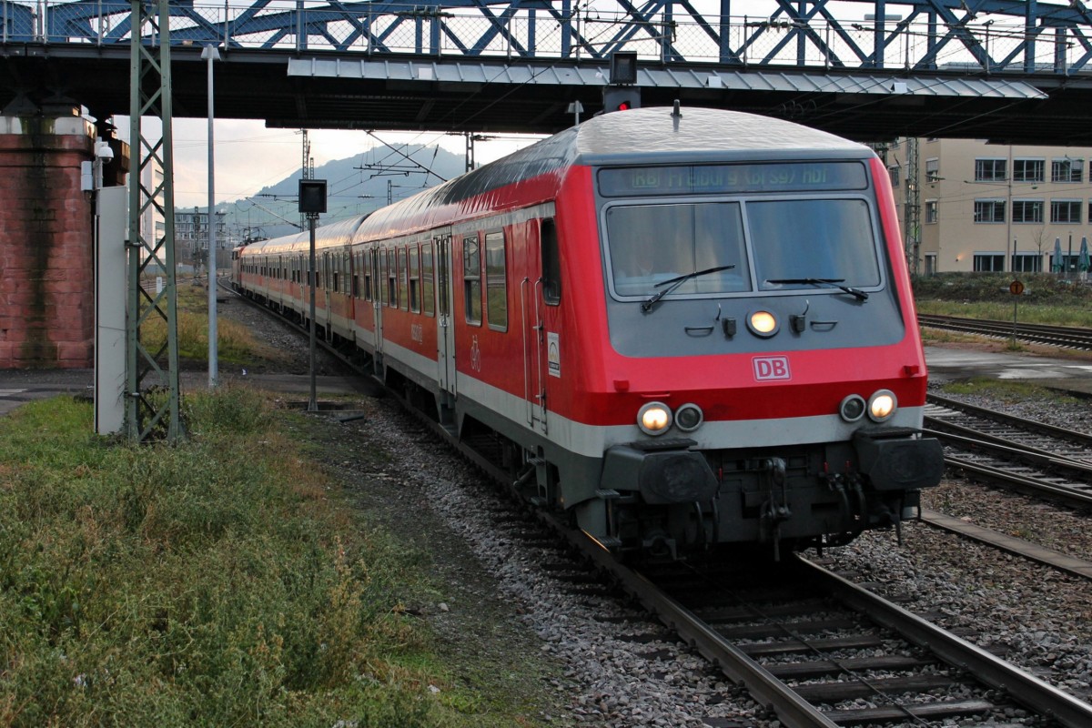 Am 14.12.2013 die Einfahrt von D-DB 50 80 80-35 156-4 mit Schublok 111 048-5 als Sonntäglichen Neuenburg-Pendel (RB 26566) in den Endbahnhof Freiburg (Brsg) Hbf.