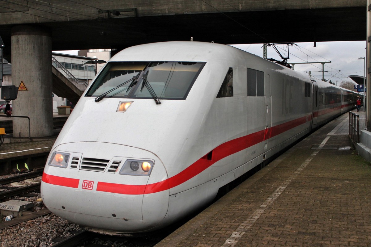 Am 14.12.2013 stand 401 080-7 (HU 13.11.13) blitzeblank als ICE 73 (Kiel Hbf - Zürich HB) auf Gleis 2 in Freiburg (Brsg) Hbf und wartet auf den Abfahrtbefehl.