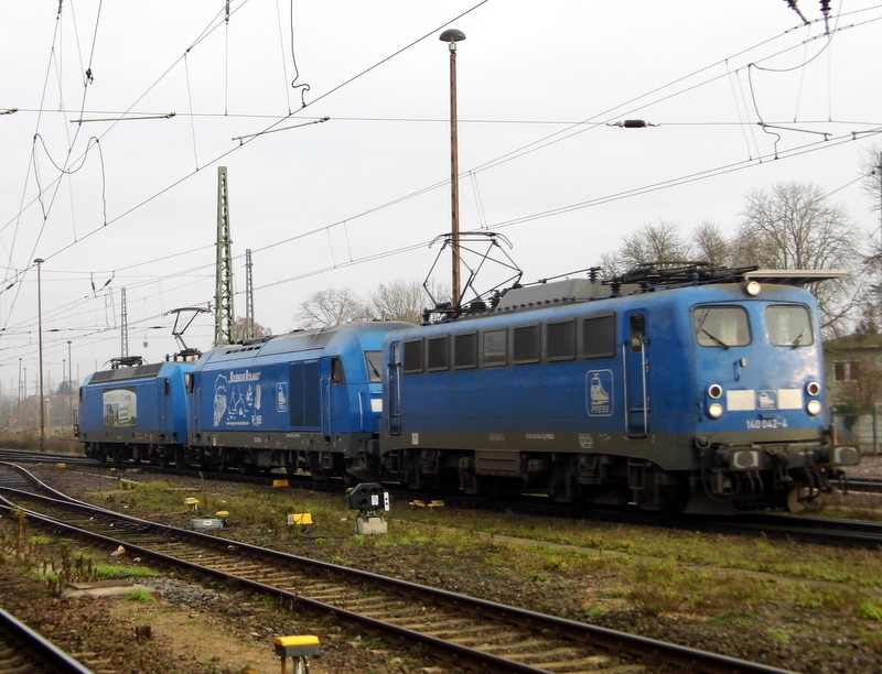 Am 14.12.2014  Rangierfahrt   von der 145 023-6  und die 253 015-8 und die 140 042-4 von der Eisenbahn-Bau- und Betriebsgesellschaft Pressnitztalbahn mbH-Press in Stendal   .