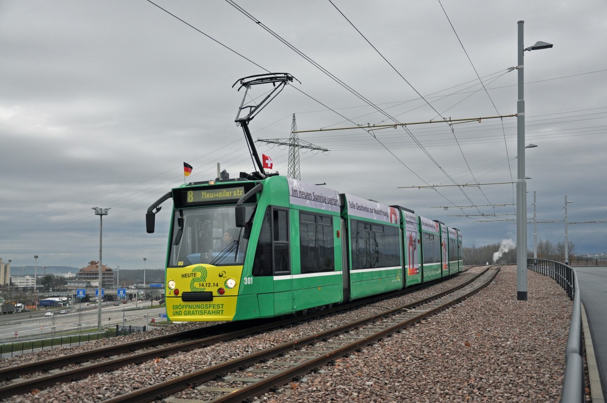 Am 14.12.2014 wurde die verlängerte Tramlinie 8 nach Weil am Rhein mit einem Volksfest feierlich in Betrieb genommen. Be 6/8 Combino 301 fährt zum Zoll Weil Friedlingen.