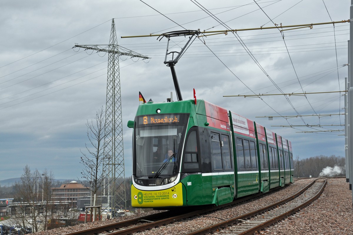 Am 14.12.2014 wurde die verlängerte Tramlinie 8 nach Weil am Rhein mit einem Volksfest feierlich in Betrieb genommen. Be 6/8 Flexity 5001 fährt zum Zoll Weil Friedlingen.
