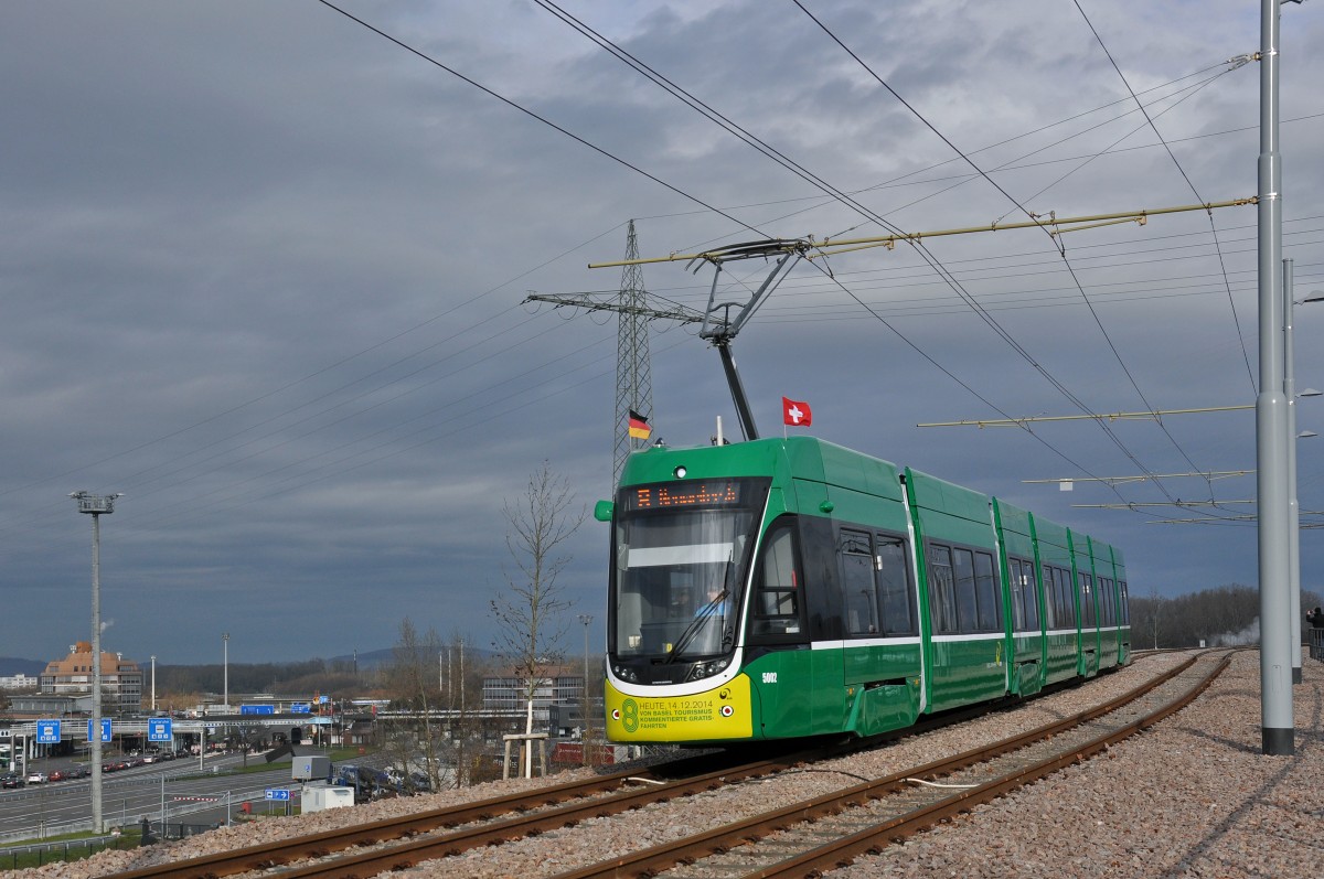 Am 14.12.2014 wurde die verlängerte Tramlinie 8 nach Weil am Rhein mit einem Volksfest feierlich in Betrieb genommen. Be 6/8 Flexity 5002 fährt zum Zoll Weil Friedlingen.