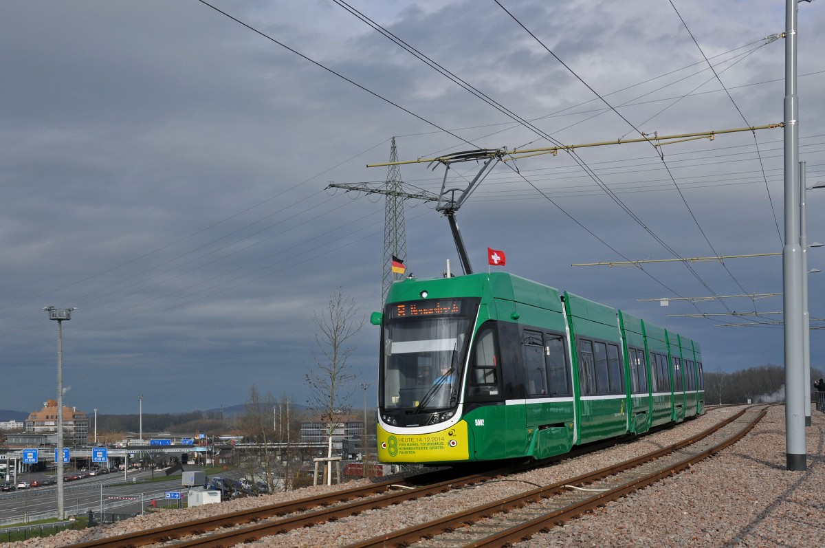 Am 14.12.2014 wurde die verlängerte Tramlinie 8 nach Weil am Rhein mit einem Volksfest feierlich in Betrieb genommen. Be 6/8 Flexity 5002 fährt zum Zoll Weil Friedlingen.