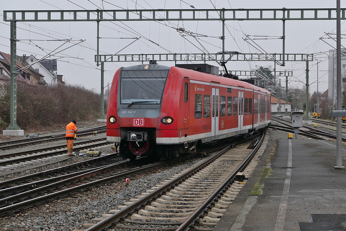 Am 14.12.2021 haben die 426er der Bodensee-Oberschwaben-Bahn (BOB) noch nicht die blaue Farbe/Folierung. Für die Einfahrt des 426 543-5 als RB 91 / 87566, Friedrichshafen Hafen - Aulendorf, in den Friedrichshafener Stadtbahnhof muss der  Weichenschmierer  seine Arbeit kurz unterbrechen.