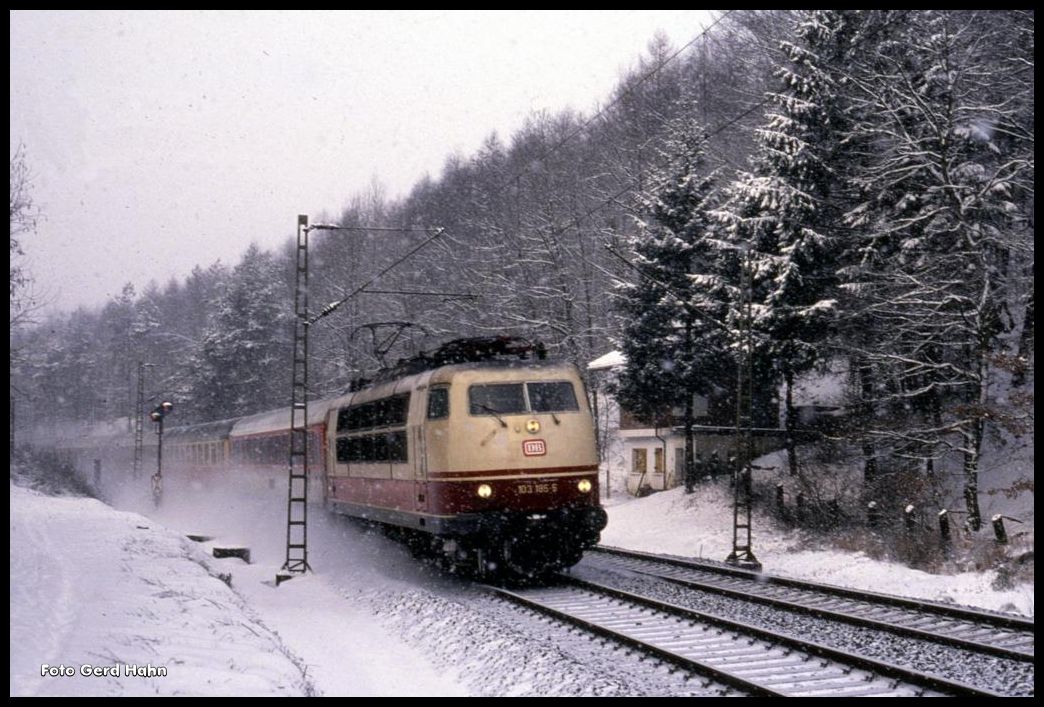 Am 14.2.1991 stand die ehemalige Blockstelle  Tannenberg  noch im Wiehengebirge, als 103185 um 10.31 Uhr mit dem IC 739  Karolinger  in Richtung Hamburg vorbei fuhr.
