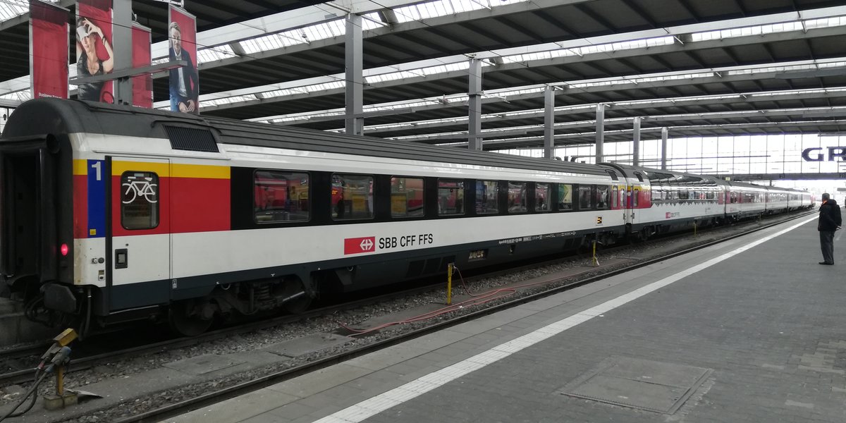 Am 14.2.20 wird der EC 194 (Kempten-Lindau-St. Margarethen-Zürich), komplett aus schweizer Wagen bestehend, von 2 betagten BR 218 im Hauptbahnhof München bewegt. Eine nur an den Hutzen erkennbare zieht ihn wieder aus dem Kopfbahnhof (ab 12:13h), die nachfolgenden Bilder zeigen die BR 218 426-5 die ihn hereingebracht hat. In der Zugmitte ein Aussichtswagen des Gotthard Express.