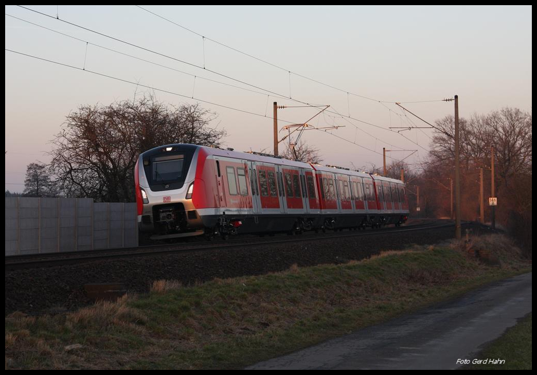Am 14.2.2017 kam der neue S-Bahn Triebzug 490003 für Hamburg im Rahmen von Schulungsfahrten auch auf die Strecke Osnabrück - Rheine. Um 17.12 Uhr konnte ich ihn hier am Ortsrand von Lotte auf der Fahrt nach Rheine ablichten.