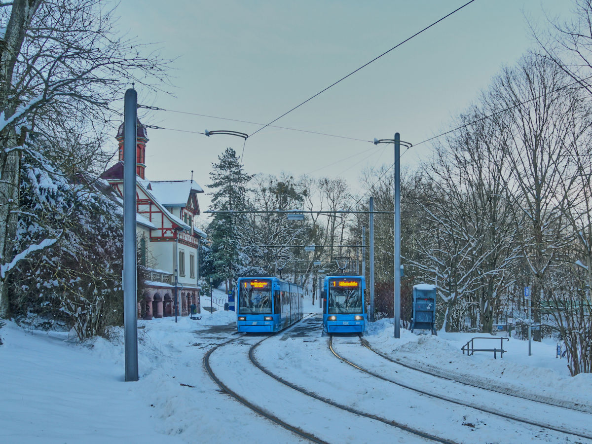 Am 14.2.2021 war der massive Wintereinbruch des Jahres 2021 bereits eine Woche her. Nachdem der Betrieb der Kasseler Straßenbahn mehrere Tage eingestellt war, fuhren die Bahnen am 14.2. auch wieder zum Park Wilhelmshöhe. Wagen 621 und 640 standen abfahrbereit an der Endhaltestelle.