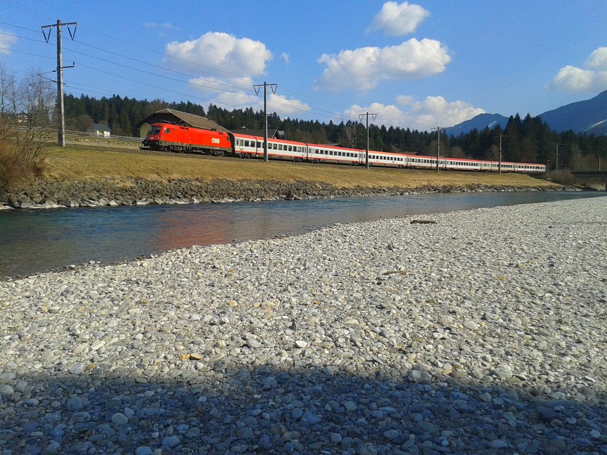 Am 14.3.2015 kam mir statt des railjet 533 (Wien Hbf - Lienz) eine Ersatzgarnitur mit der 1016 030-4 in Berg im Drautal vor die Linse. Diese Zugbildung (meistens mit 1116) war bis Dezember 2013 noch täglich im Drautal anzutreffen. Seit der Umstellung auf railjets auf der Südbahn sind im Drautal Fernreisewagen leider nur noch bei den Zügen D 734 (Mo.-Fr.), D 735 (täglich außer Sa.) und D 736 (Sa.) anzutreffen. Diese Züge sind jedoch nur 3-teilig und besitzen kein Bordrestaurant.