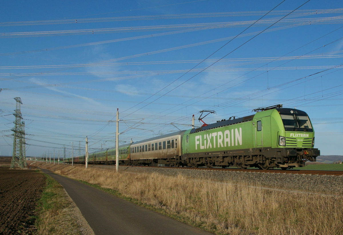 Am 14.3.2020 war 193 231 mit Flixtrain 76307 auf dem Weg von Berlin nach Stuttgart. Hier befand sich der Zug kurz vor Erfurt zwischen den Ortsteilen Vieselbach und Azmannsdorf.