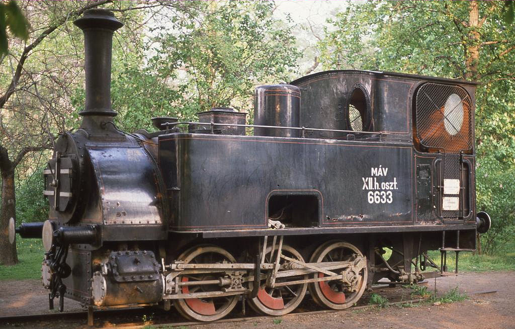 Am 14.4.1989 besuchte ich zum ersten Mal das Verkehrsmuseum in Budapest.
Dort traf ich diese MAV Tenderlok an. Die Aufschrift fhrt nach meinen
Recherchen zu einer Cn2t von Krauss aus Mnchen aus dem Jahr 1883. Sie
trug bei der MAV die Nummer 381.003. 