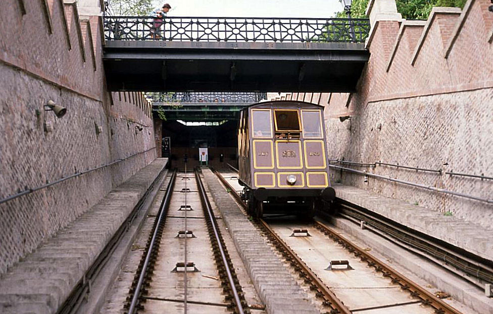 Am 14.4.1989 fotografierte ich die Standseilbahn in Budapest auf Budaer Seite
im Betrieb.