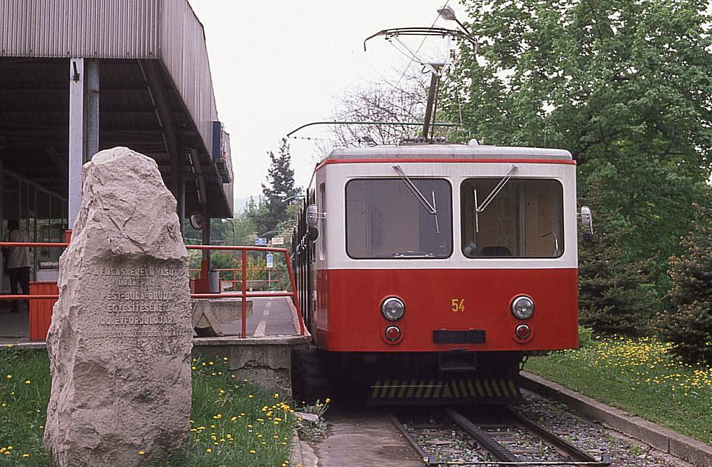 Am 14.4.1989 fuhr ich zum ersten Mal mit der Zahnradbahn in Budapest. Vor der
Abfahrt machte ich an der Talstation dieses Foto von dem Triebwagen 54. 