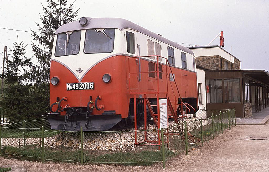 Am 14.4.1989 prangt noch der rote Stern ber dem Bahnhof der Pioniereisenbahn
in Budapest in Szecheny Hegy. Mk 49.2006 hatte aber schon den aktiven Dienst
beendet und war auf dem Denkmal Sockel gelandet.