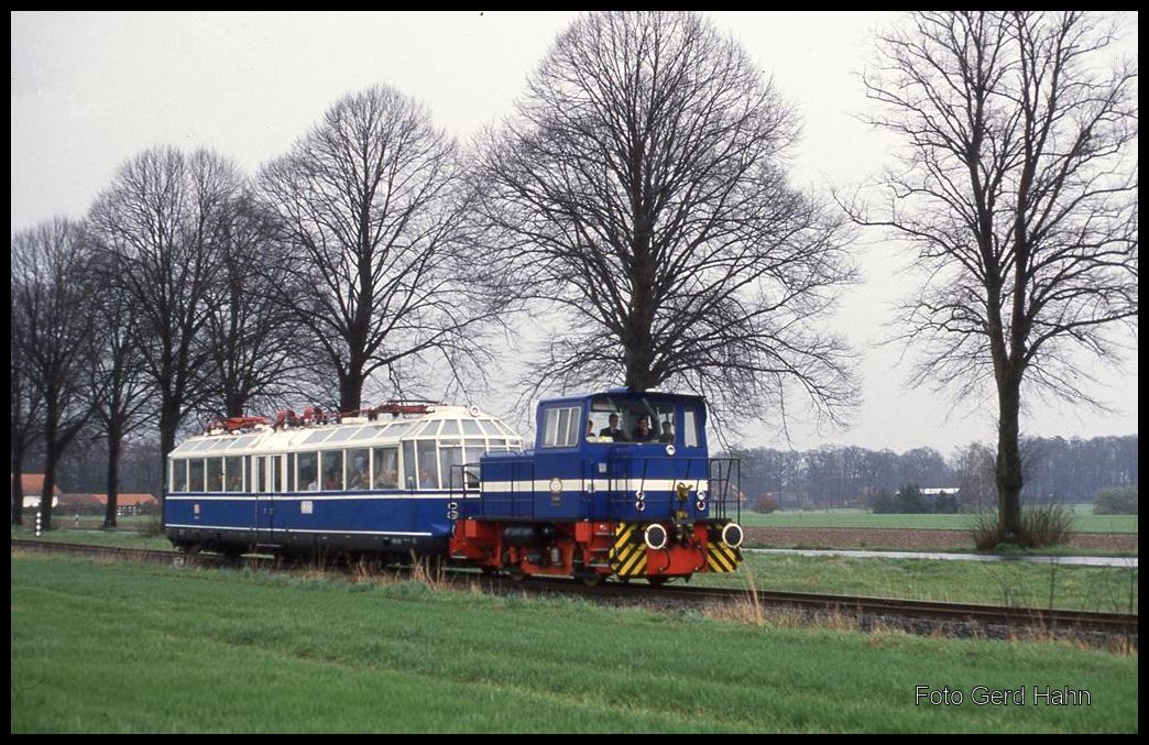 Am 14.4.1992 war der Aussichtstriebwagen 491001 der DB Gast bei der Delmenhorst Harpstedter Eisenbahn. Hier wurde er von der DHE Lok 9 bei Mackenstedt nach Harpstedt gezogen.
