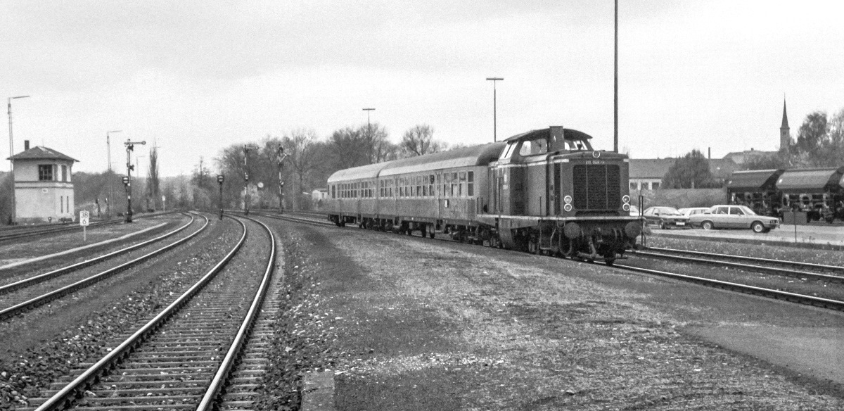 Am 14.4.89 schob eine 211er ihren Wendezug nach Schweinfurt aus dem Bahnhof Bad Neustadt (Saale). Der Bahnhof hatte noch Flügelsignale und das für Gleis 3 zeigte „Hp 2“. 