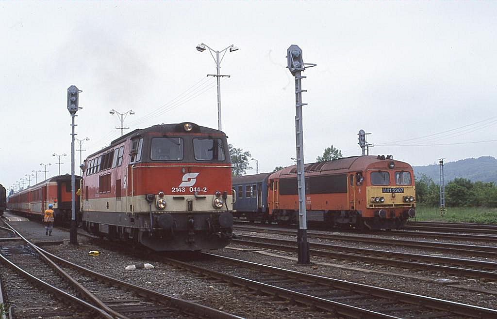 Am 14.5.1999 kamen mit Personenz�gen nach Szentgotthard in Ungarn die MAV M 412207 und die �BB 2143.044.