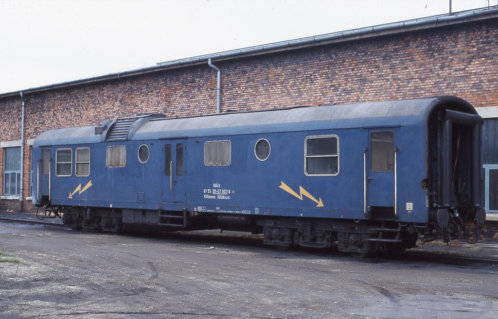 Am 14.5.1999 traf ich im Depot von Szombathely auf diesen Heizwagen der 
MAV mit der Nummer 515599-07003-9.