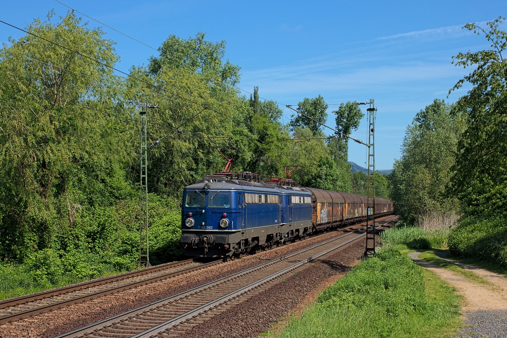 Am 14.5.2015 war im Güterverkehr kein Feiertag, die Schranken schlossen recht häufig. 1142 562 und 1142 578 kamen mit Schiebewandwagen durch Rheinbreitbach
