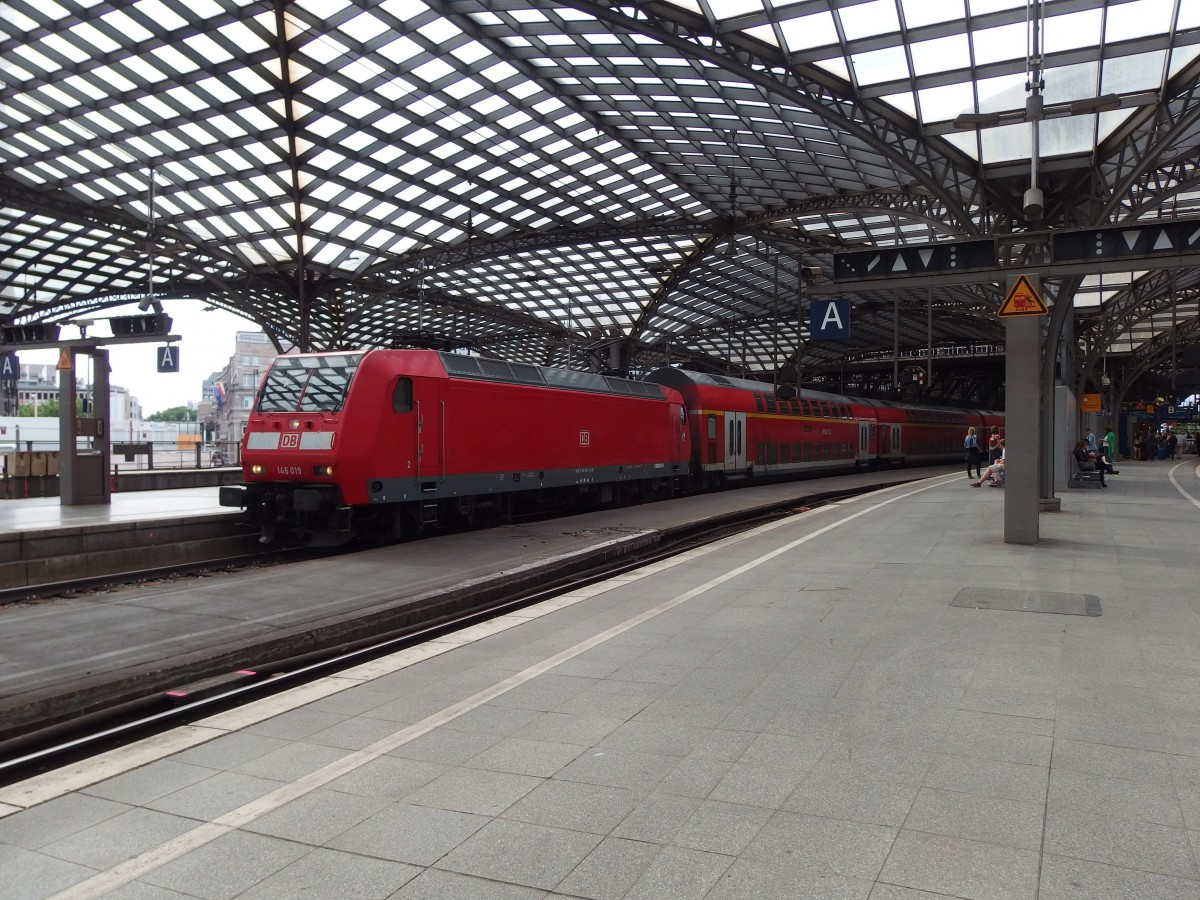 Am 14.6.14 wartet 146 019 mit einem RegionalExpress Richtung Düsseldorf auf Abfahrt in Köln Hbf.