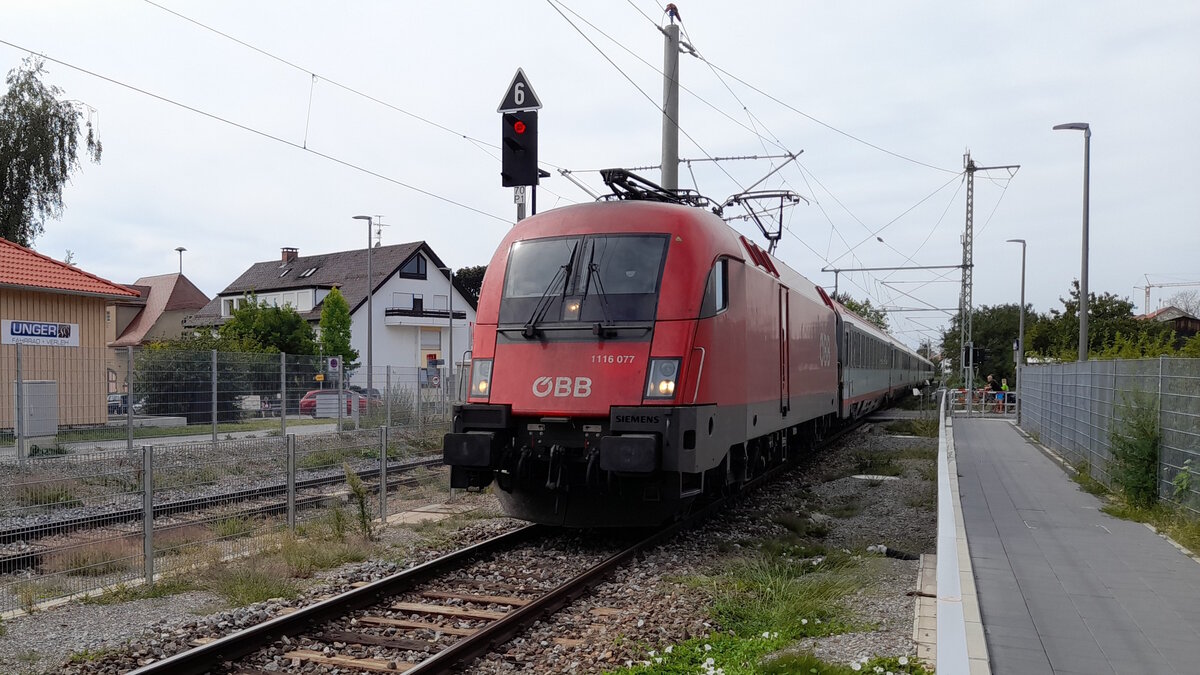 Am 14.8.22 ist 1116 077 der ÖBB bei der Durchfahrt durch Nonnenhorn Richtung Lindau.