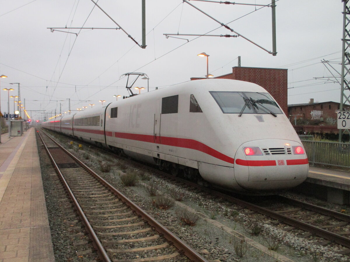 Am 14.November 2021 hielt der 401 057,als ICE Binz-Berlin Südkreuz,in Bergen/Rügen.