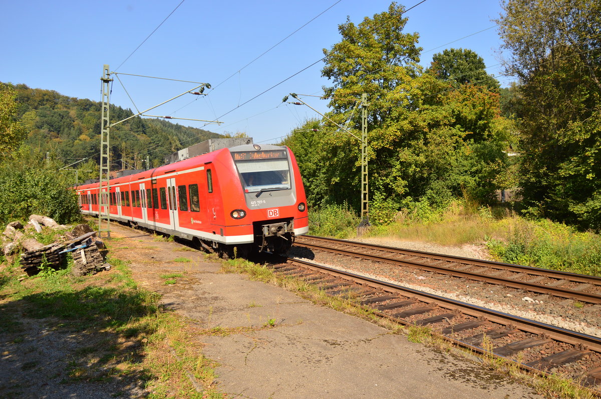 Am 14.September 2016 kommt der gestrickte 425 727-5/425 225-0 in Neckargerach eingefahren. 