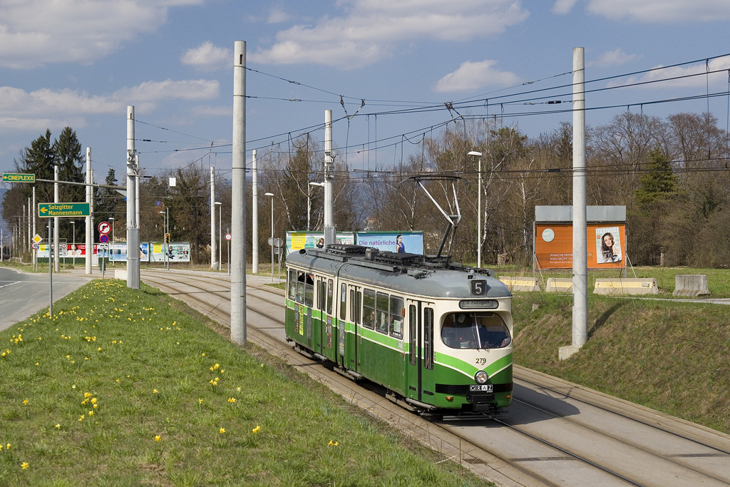 Am 15. April 2013 ist TW 279 auf der Linie 5 unterwegs und erreicht in Kürze die Haltestelle Brauhaus Puntigam.