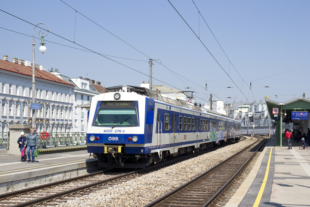 Am 15. April 2019 ist 4020 276 als S 45 20684 (Wien Handelskai - Wien Hütteldorf) unterwegs und beschleunigt soeben aus dem Bahnhof Ottakring in Richtung Süden. 


Leider sind bereits einige der noch im Betrieb befindlichen 4020er von Grafitti und Schmierereien verunstaltet, welches auch oft nicht wieder entfernt wird.