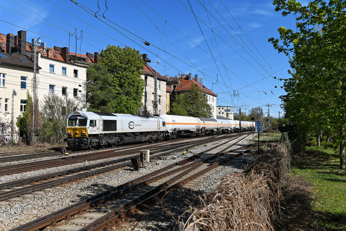 Am 15. April 2020 war die 247 007 mit einem kurzen Ganzzug bestehend aus Gaskesselwagen von Burghausen nach München Nord unterwegs. Neben mir genoss auch ein Anwohner in der gegenüberliegenden Häuserzeile die Durchfahrt des imposanten Sechsachsers in München Süd.