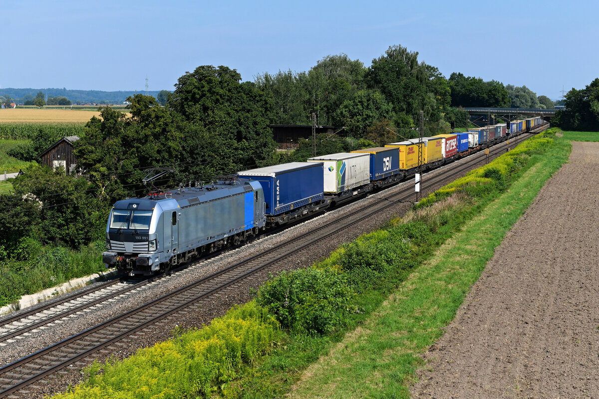 Am 15. August 2021 bespannte die Railpool 193 991 den DGS 40569 von Padborg nach Verona Q.E. - eine Leistung von TXLogistik. Den komplett beladenen KLV-Zug konnte ich bei Langweid vor den Toren Augsburgs aufnehmen. 