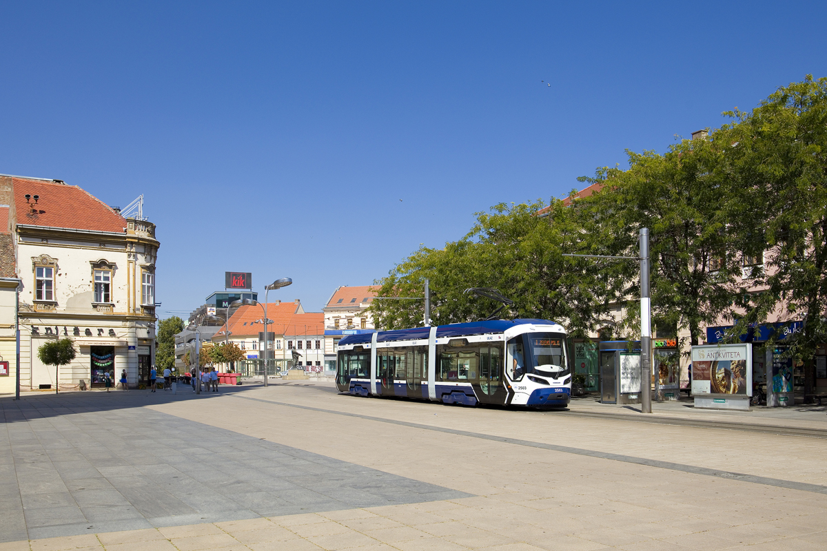 Am 15. August 2025 hat TMK 2500 2503 von Zeleno Polje kommend als Linie 1 die baustellenbedingte Endstation am Trg Ante Starčevića erreicht. Anschließend wendete der Wagen über das Gleisdreieck. 