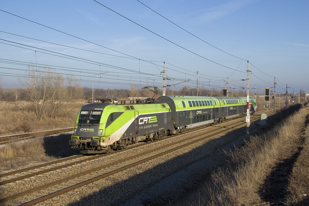 Am 15. Februar 2017 ist 1016 014 mit CAT 9050 von Flughafen Wien (VIE) nach Landstraße - Wien Mitte unterwegs und konnte bei Mannswörth festgehalten werden. 