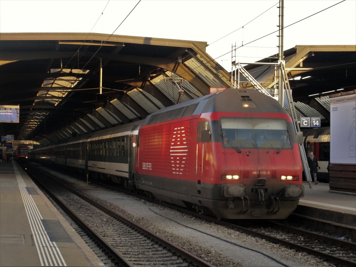 Am 15. Februar 2017 fuhr der IR von Zürich HB nach Basel SBB via Lenzburg–Aarau–Sissach–Liestal. Auf Gleis 15 in Zürich HB wartet der IR auf seiner Abfahrt um 17.08 Uhr. Die SBB Re 460 018-5 (Re 4/4 VI) übernahm die Front vom IR nach Basel SBB und fährt zurzeit ohne Taufname. Links, auf Gleis 16 steht eine SBB Re 450(Re 4/4 V)die als S21 nach Hardbrücke–Oerlikon–Regensdorf-W und um 17.10 Uhr abfährt.