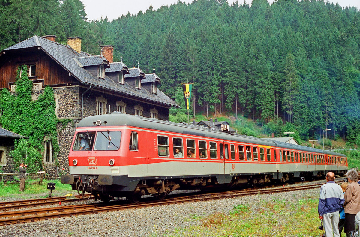 Am 15. Juli 1990 lagen die Gleise noch durchgängig von Kronach durchs Rodachtal nach Nordhalben. Anlässlich der Feier des 90-jährigen Bestehens der Bahn brachte auch VT 614 038 Gäste in diesen Winkel des Frankenwaldes.