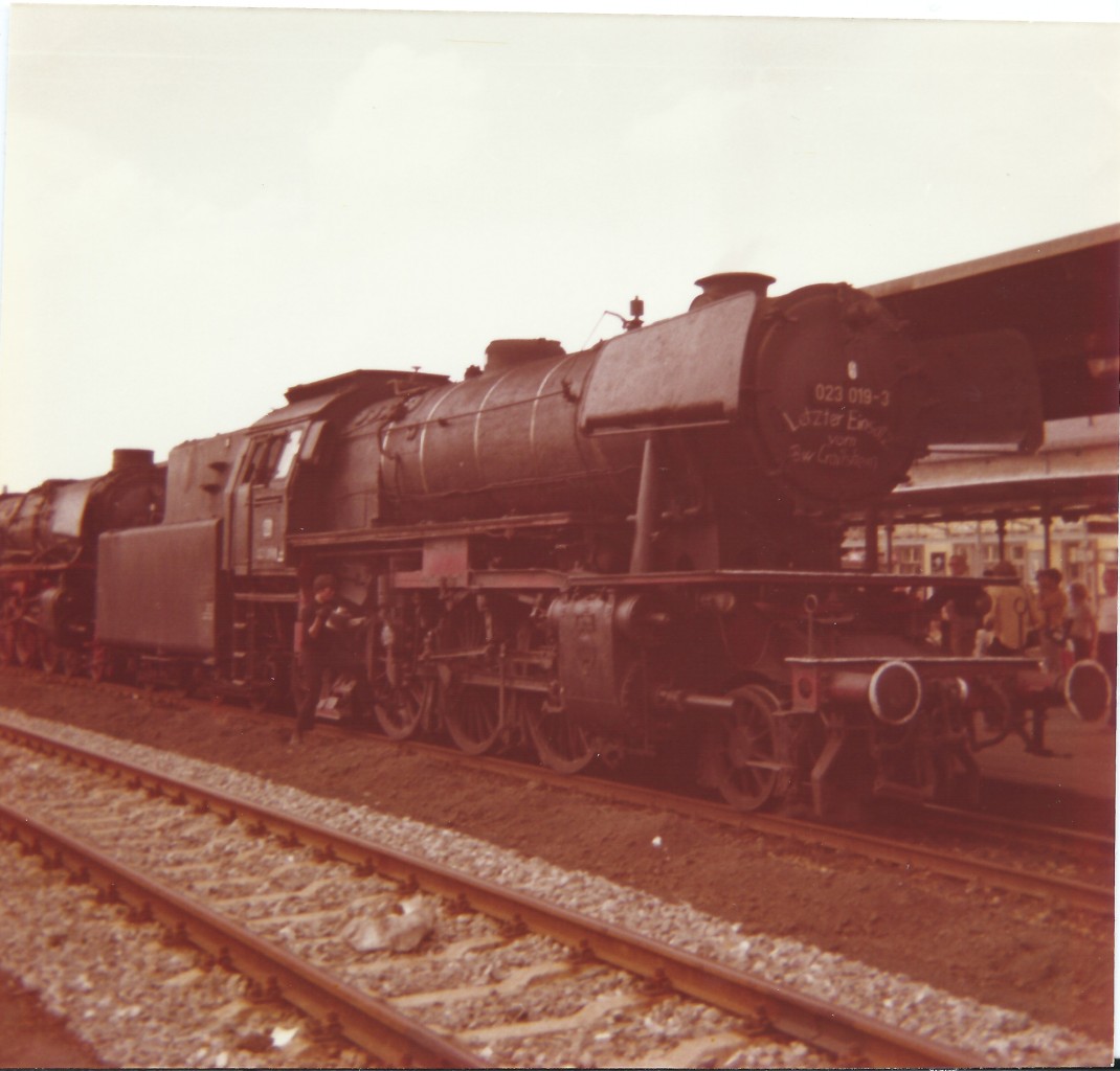 Am 15. Juni 1975 war 023 019 in Hof. Dies war der letzte Einsatz einer 23er vom Bw Crailsheim. Anschließend fuhr sie noch aus eigener Kraft ins Deutsche Dampflok Museum in Neuenmarkt-Wirsberg. Dort steht sie seither als Exponat im Schuppen. Das Foto stammt von meinem Vater Franz Bauch.