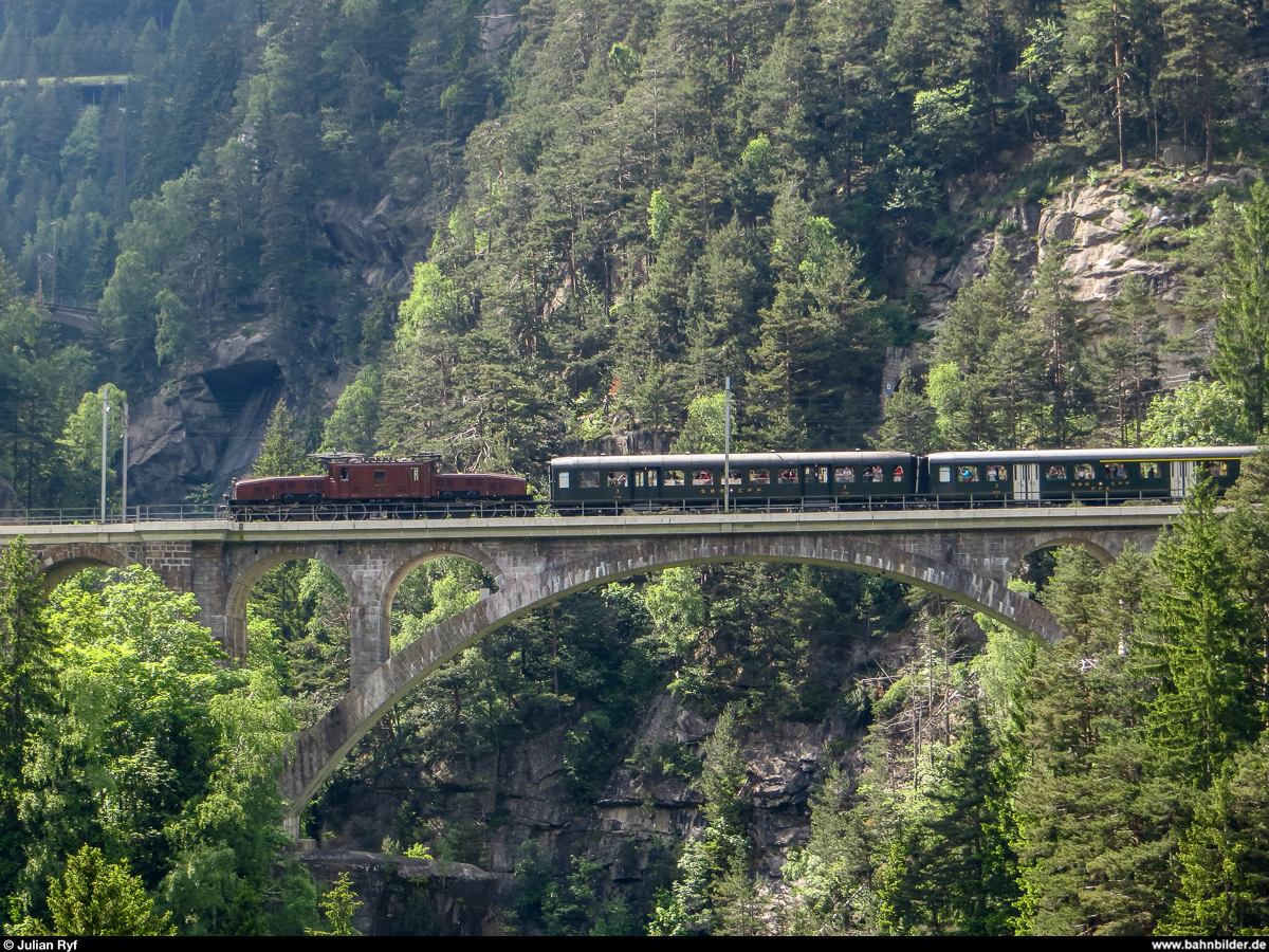 Am 15. Juni 2013 fanden am Gotthard den ganzen Tag über Fahrten mit der historischen Ce 6/8 14253 und Leichtstahlwagen statt. Hier präsentiert sich der Zug am späteren Nachmittag bei einem Fotohalt auf der mittleren Meienreussbrücke in Wassen.