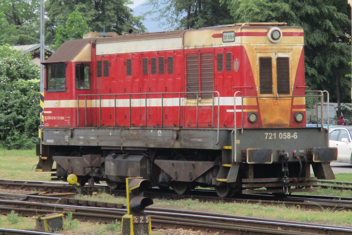 Am 15 Mai 2018 ist 721 058 rot-weiss geworden, aber steht noch immer in Zilina.