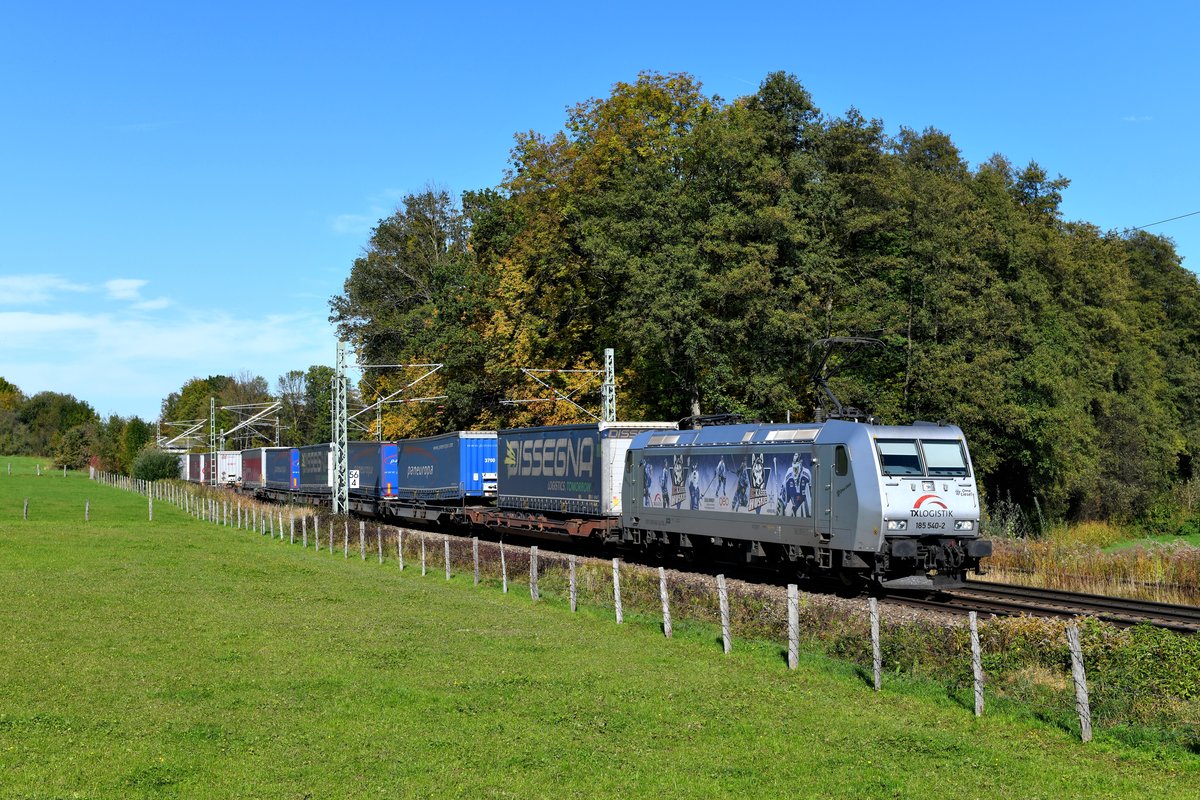 Am 15. Oktober 2019 konnte ich am Bü Vogl eine späte verlängerte Mittagspause einlegen. Das schöne Herbstwetter wurde genutzt, um in 90 Minuten alle Güterzüge zu dokumentieren, welche die wohlbekannte Stelle passierten. Den Anfang machte der DGS 43109 von Hannover Linden nach Verona Q.E. - eine TXL-Leistung, die an diesem Tage von der 185 540 bis nach Kufstein gebracht wurde. Dort ging die für den EC Kassel Huskies werbende Maschine vom Zug und zwei Mehrsystemloks übernahmen für die Fahrt über den Brenner.  