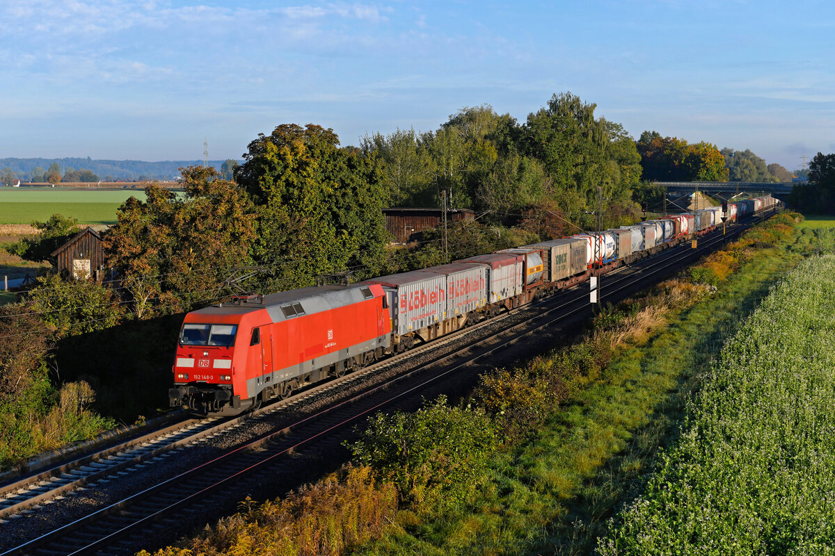 Am 15. Oktober 2021 zeigte sich die Lechebene rund um Augsburg morgens ungewöhnlicherweise nebelfrei. Bei Langweid konnte ich die 152 148 vor dem KT 50223 von Hamburg Billwerder nach Verona Q.E. dokumentieren.