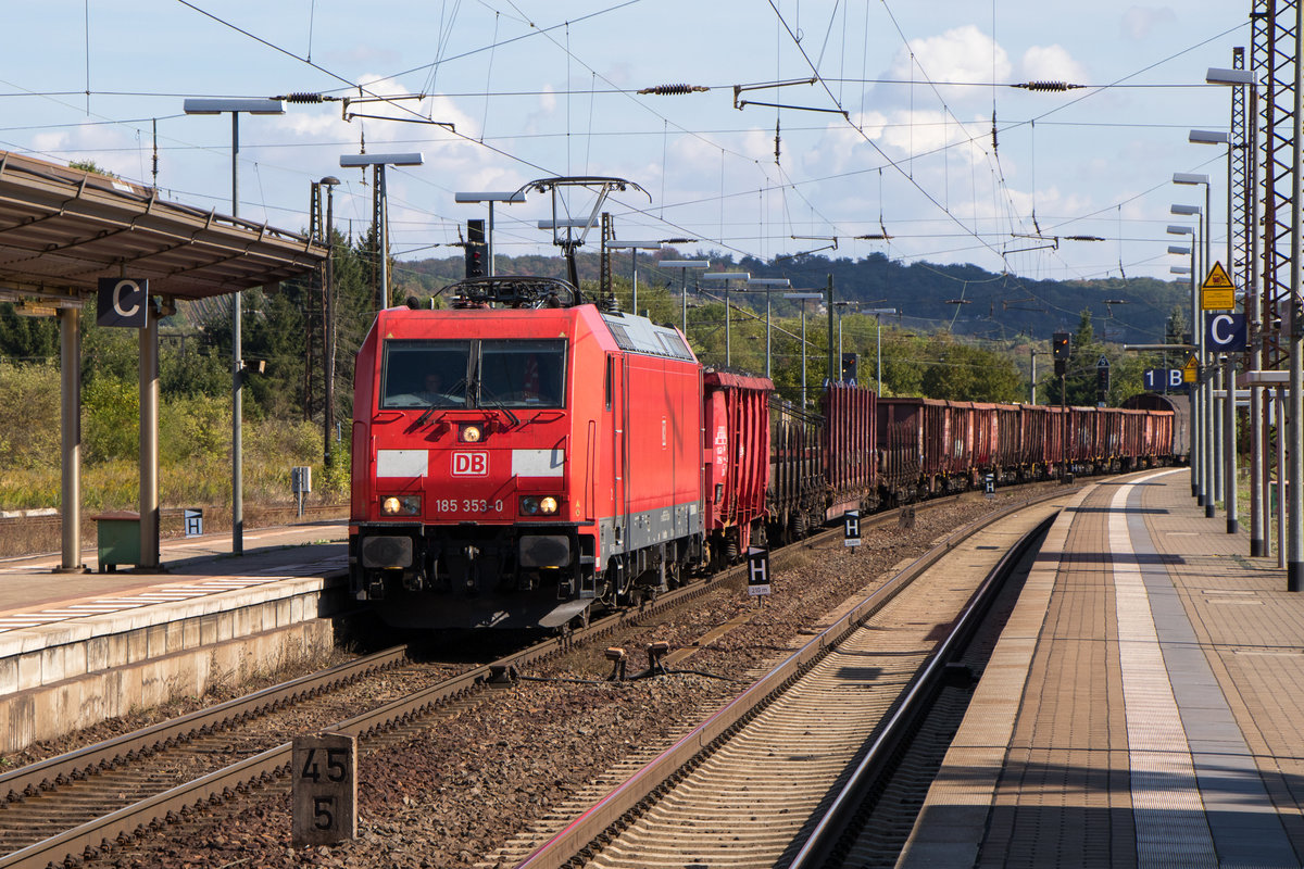 Am 15. September 2018 durchfährt 185 353-0 den Bahnhof Naumburg. 