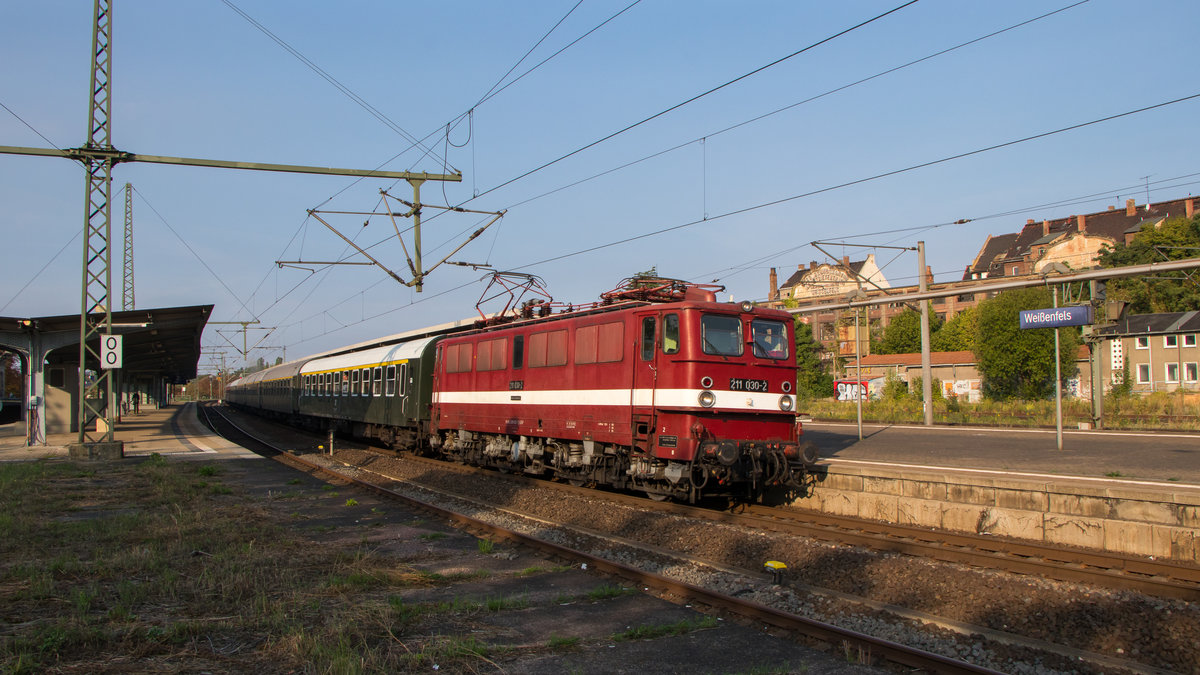 Am 15. September 2018 war wieder einmal 211 030-2 gen Norgen unterwegs mit einem Sonderzug. Aufgenommen in Weißenfels.