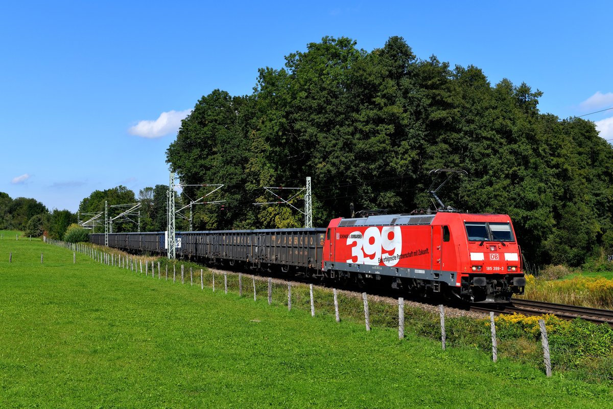 Am 15. September 2019 konnte am Bü Vogl der sogenannte Aicher-Stahlzug GM 60445 auf der Fahrt nach Hammerau fotografiert werden. Als Zuglok war an diesem Tag die 185 399 eingeteilt, die mit ihrer seitlichen Beschriftung auf die enge geschäftliche Beziehung des Herstellers Bombardier zur Güterzugsparte der Deutschen Bahn hinweist. 