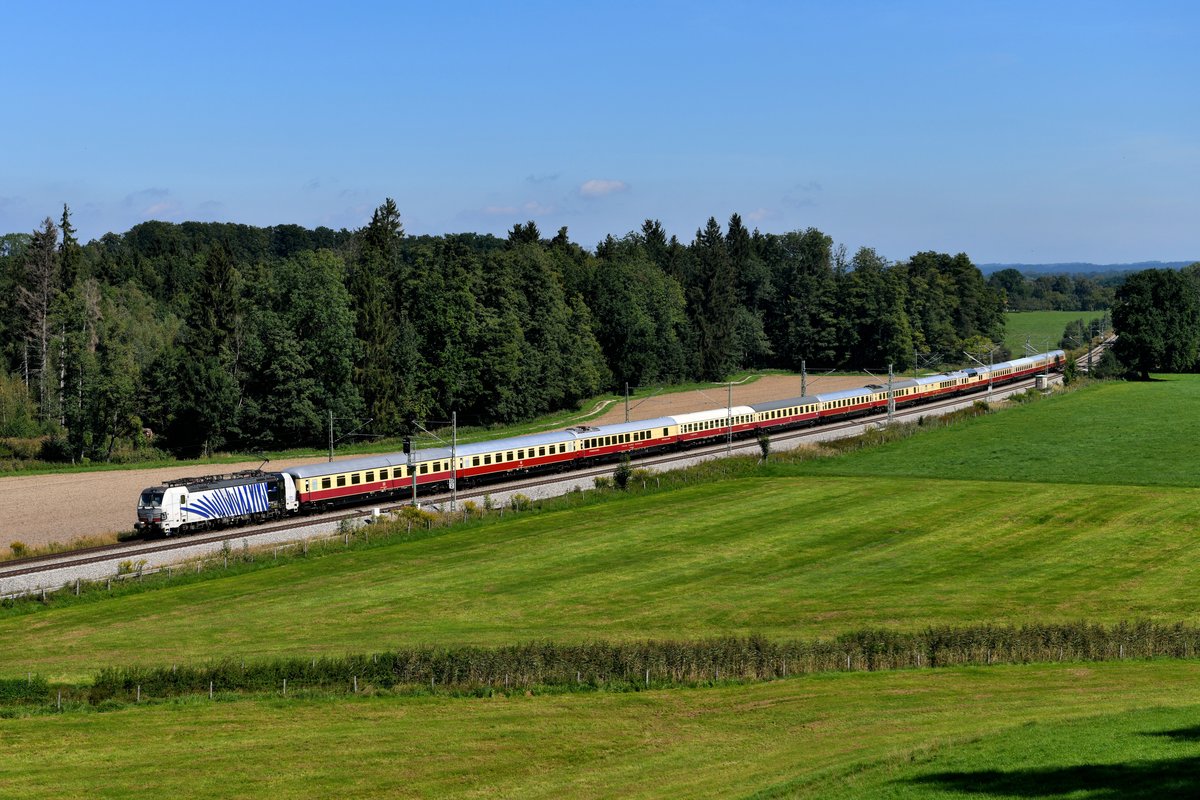 Am 15. September 2019 war der AKE-Rheingold in Oberbayern zu beobachten. Die 193 772 von Lokomotion beförderte den DPE 50 zwischen Freilassing und Dortmund. Den beeindruckenden 13-Wagen Zug samt Speisewagen und dem berühmten DomeCar konnte ich bei Westerbuchberg im Chiemgau fotografieren.  